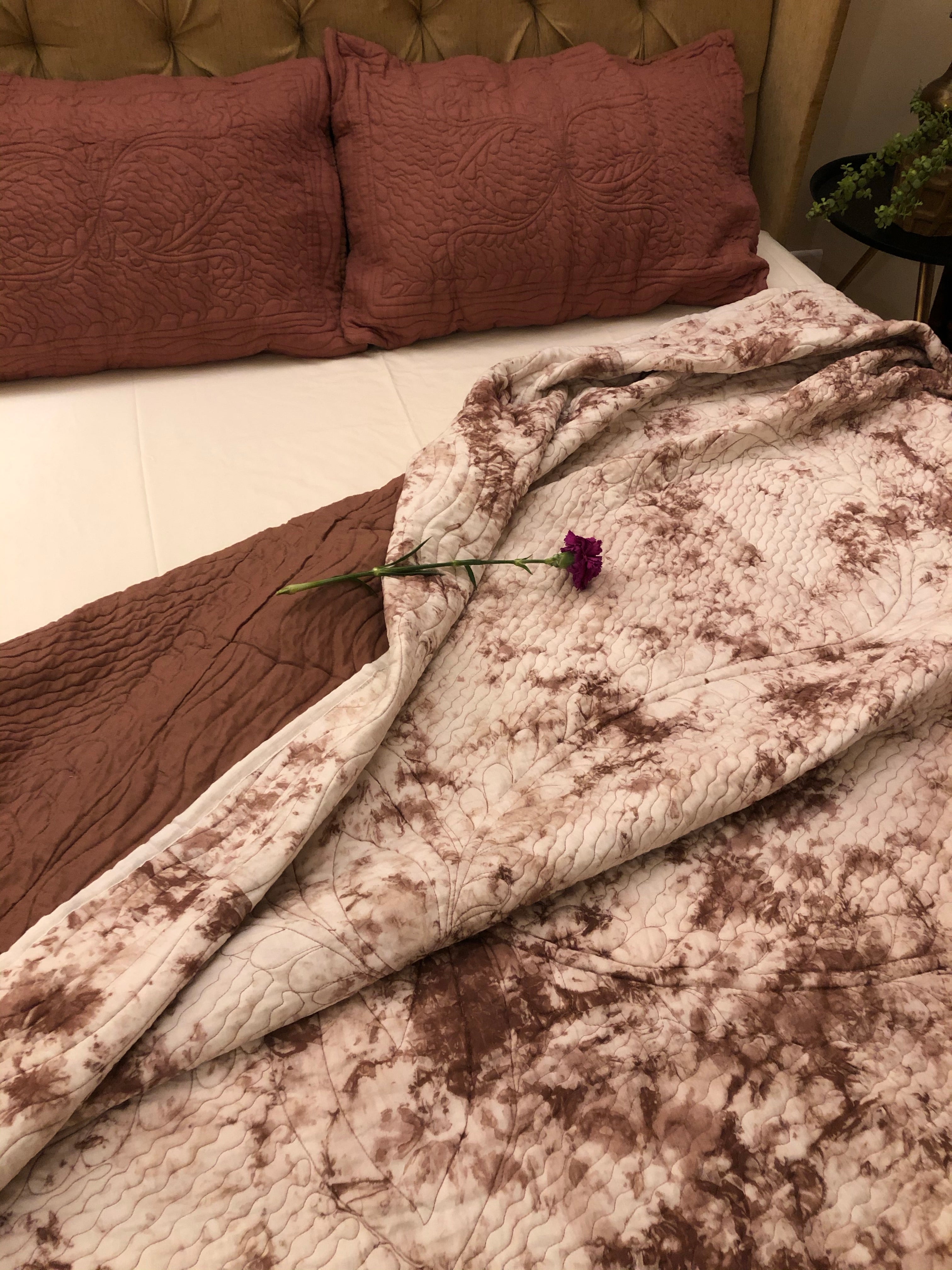 Mauve Tie-Dye Quilted Bedding Set - Auruhfy India
